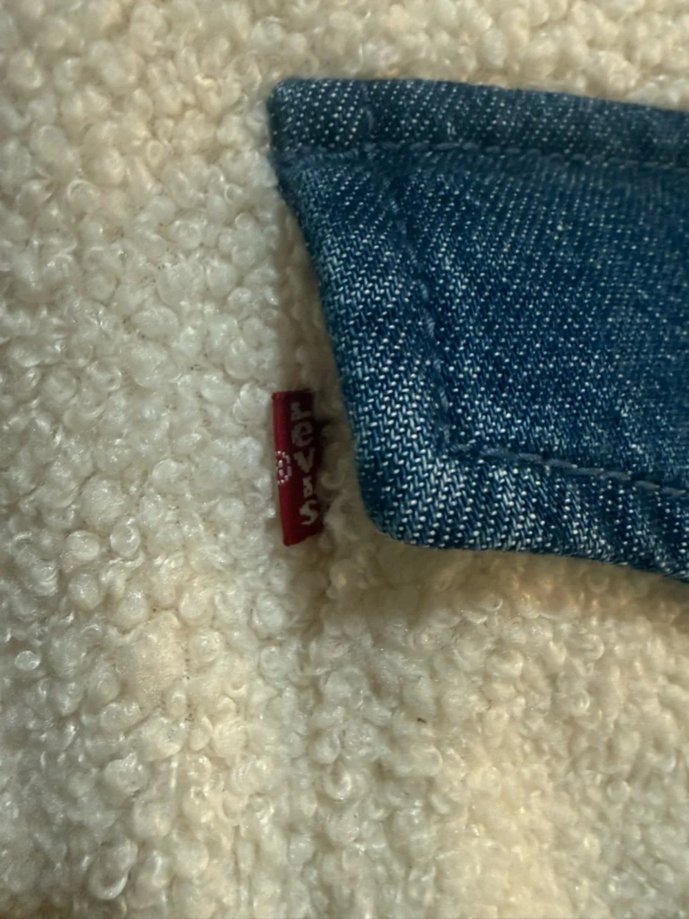 New Levi's Cream Sherpa Jacket with Blue Denim Trim - Picture 3 of 4